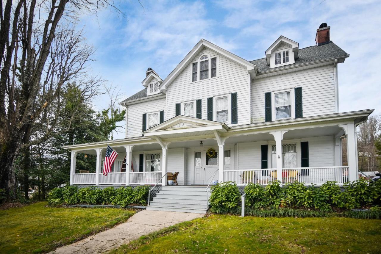 Love Lane Bed & Breakfast Уэйнсвилл Экстерьер фото