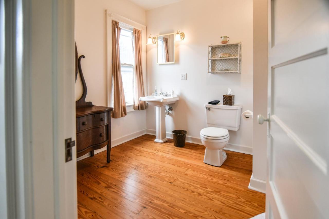 Love Lane Bed & Breakfast Уэйнсвилл Экстерьер фото