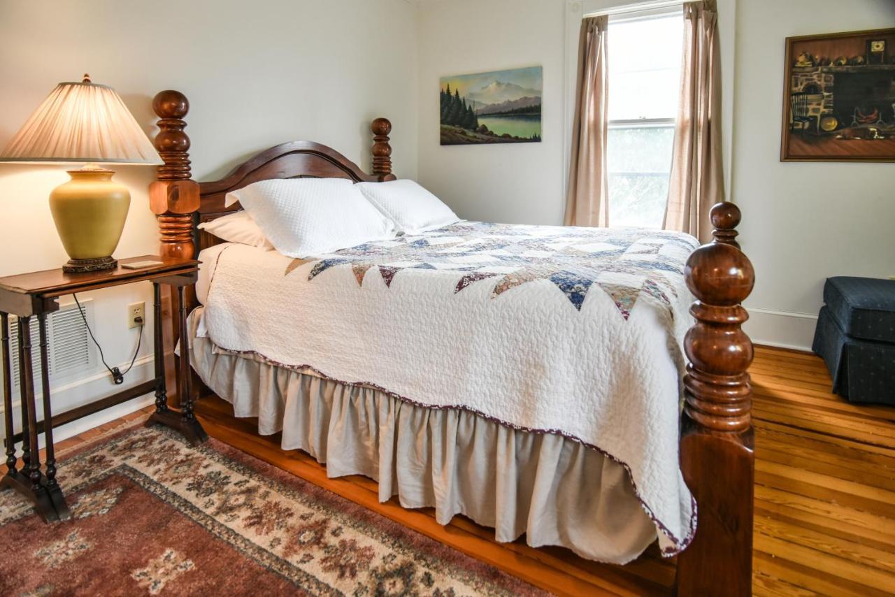 Love Lane Bed & Breakfast Уэйнсвилл Экстерьер фото