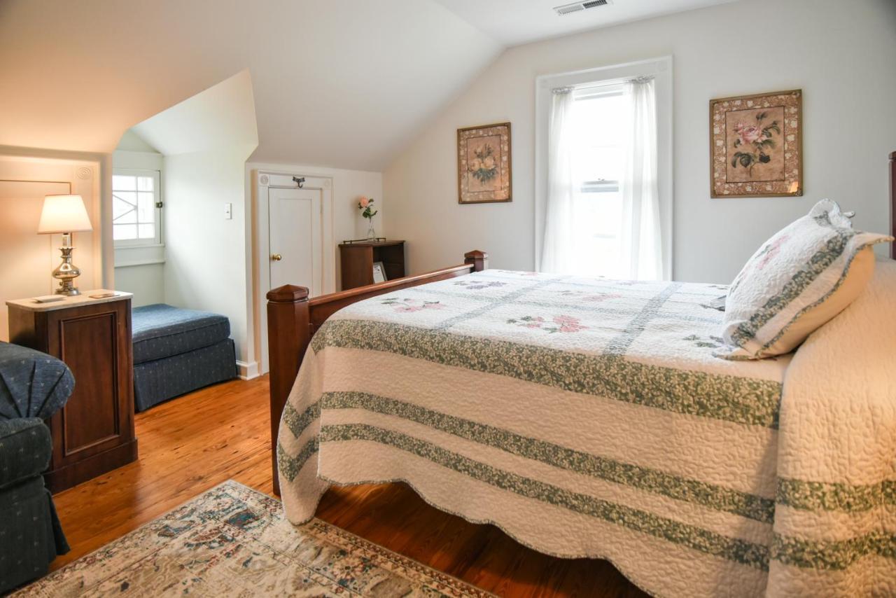Love Lane Bed & Breakfast Уэйнсвилл Экстерьер фото