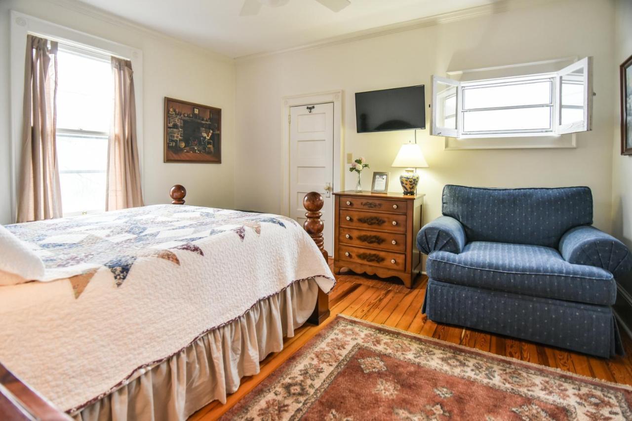 Love Lane Bed & Breakfast Уэйнсвилл Экстерьер фото